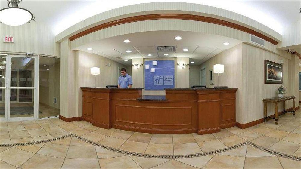 Holiday Inn Express & Suites Vermillion, An Ihg Hotel Exterior photo