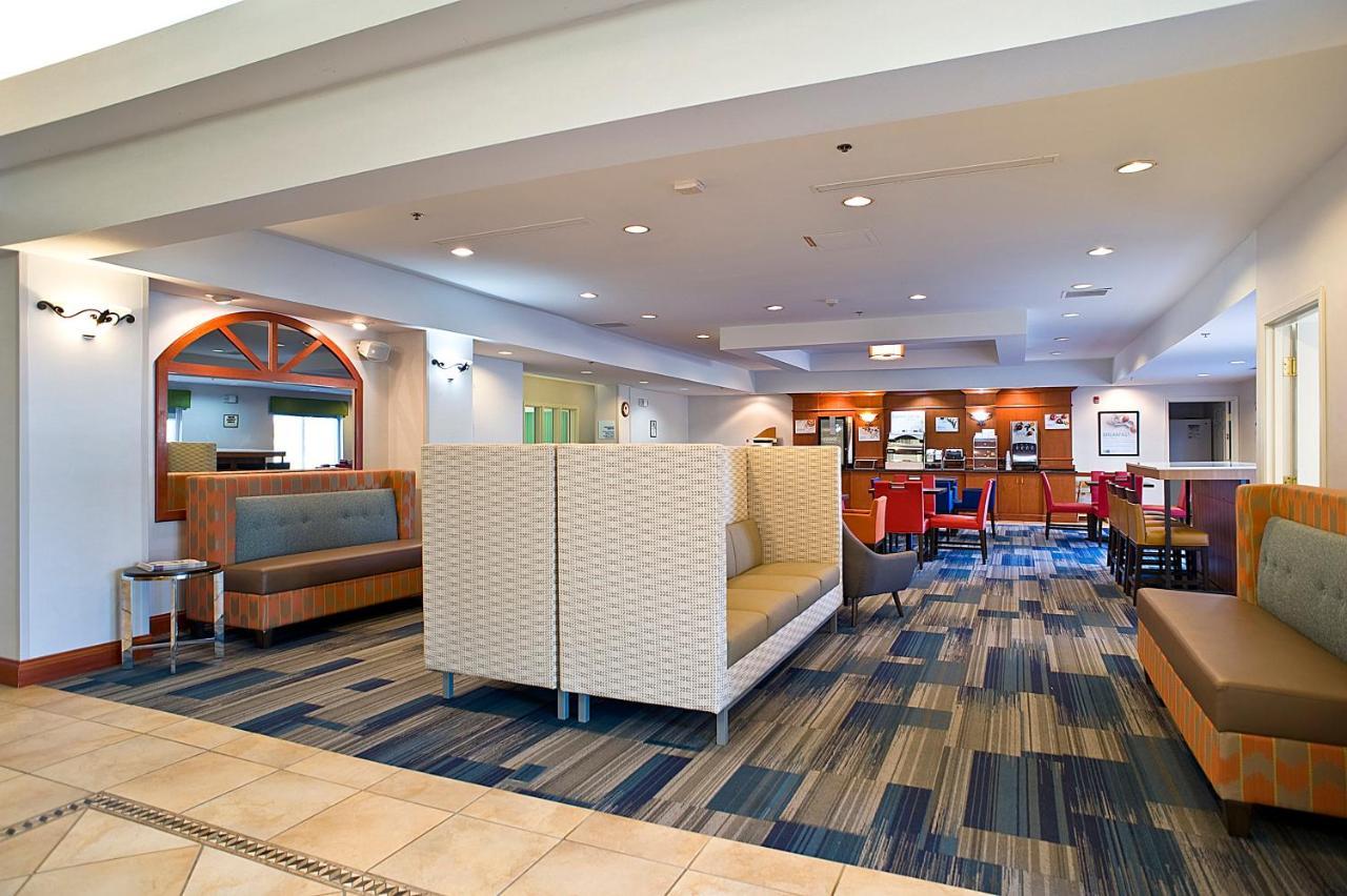 Holiday Inn Express & Suites Vermillion, An Ihg Hotel Exterior photo