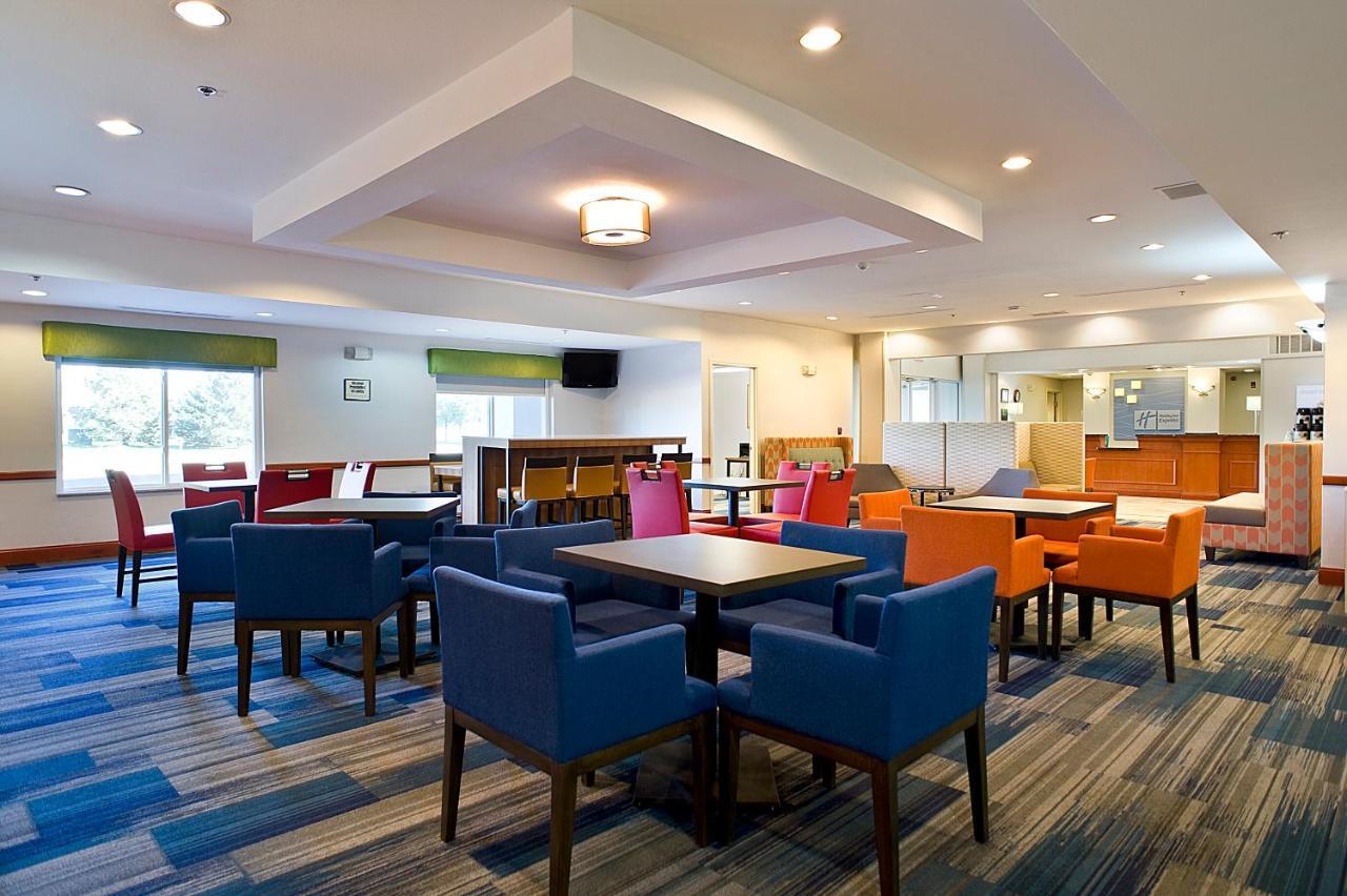 Holiday Inn Express & Suites Vermillion, An Ihg Hotel Exterior photo