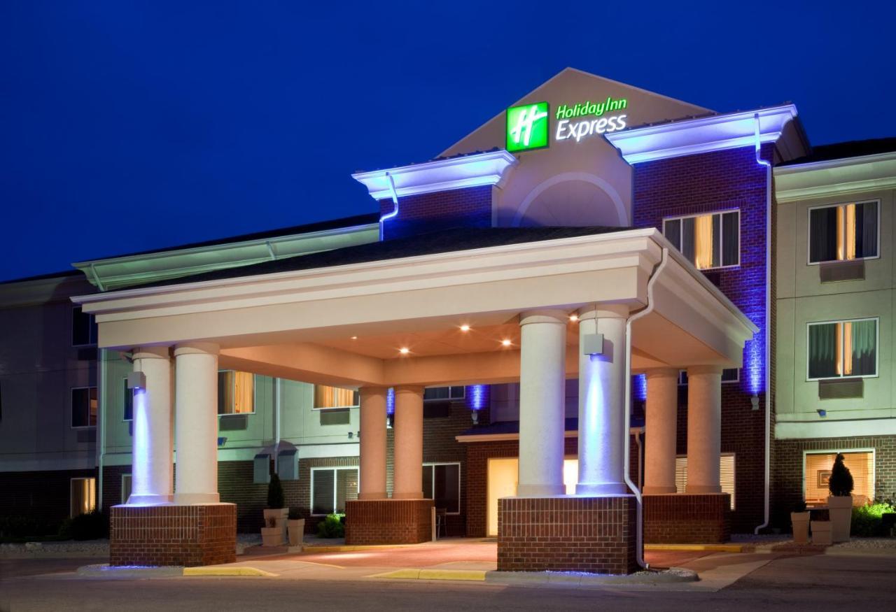 Holiday Inn Express & Suites Vermillion, An Ihg Hotel Exterior photo