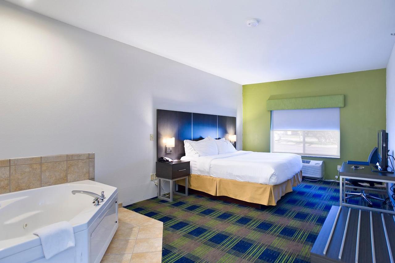 Holiday Inn Express & Suites Vermillion, An Ihg Hotel Exterior photo